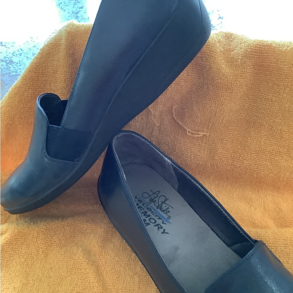 LIFE STRIDE NAVY SLIP ON SHOES - Picture 2 of 4